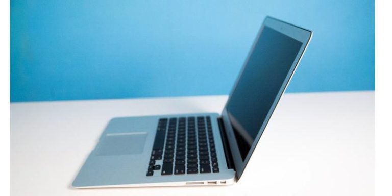 MacBook Air Artikel ini telah tayang di Kompas.com dengan judul "Apple Jual MacBook Air Versi Murah Tahun Ini?", https://tekno.kompas.com/read/2018/03/05/08074157/apple-jual-macbook-air-versi-murah-tahun-ini. Penulis : Fatimah Kartini Bohang Editor : Reska K. Nistanto